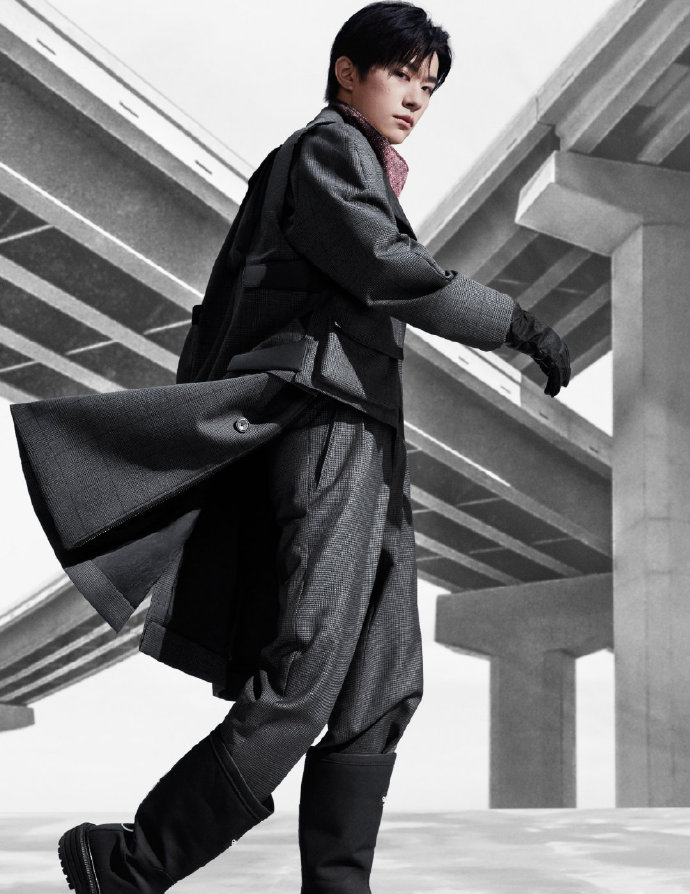 易烊千玺|易烊千玺粉丝杠上蔡徐坤？辱骂同一造型师偏心，而千玺穿搭很油腻