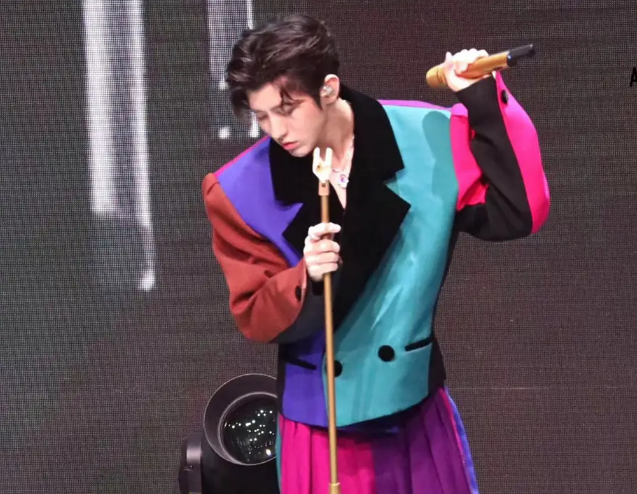 易烊千玺|易烊千玺粉丝杠上蔡徐坤？辱骂同一造型师偏心，而千玺穿搭很油腻