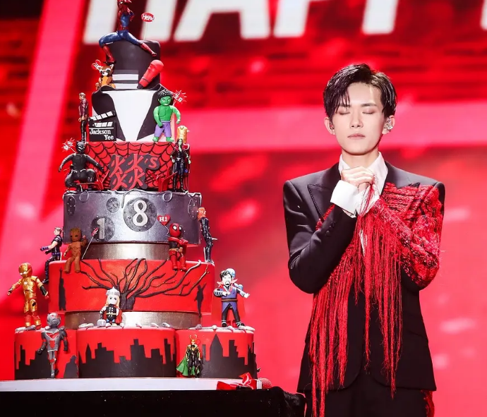 易烊千玺|易烊千玺粉丝杠上蔡徐坤？辱骂同一造型师偏心，而千玺穿搭很油腻