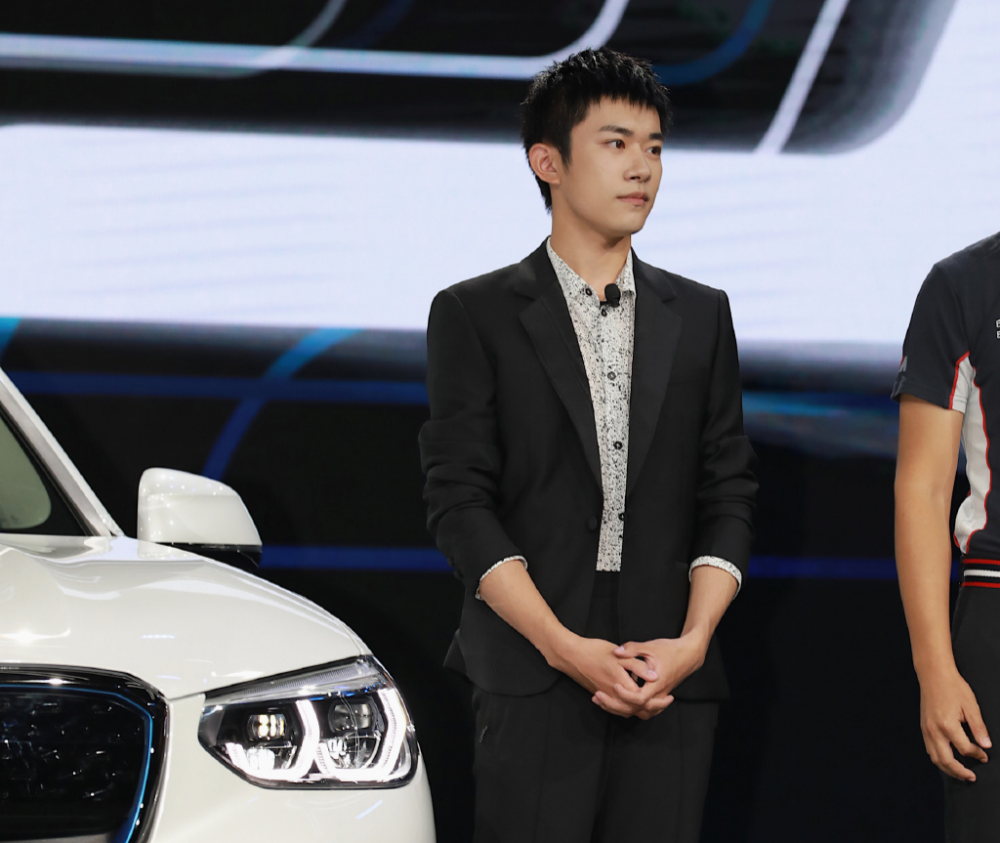 易烊千玺|易烊千玺粉丝杠上蔡徐坤？辱骂同一造型师偏心，而千玺穿搭很油腻