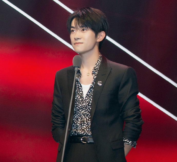 易烊千玺|易烊千玺粉丝杠上蔡徐坤？辱骂同一造型师偏心，而千玺穿搭很油腻