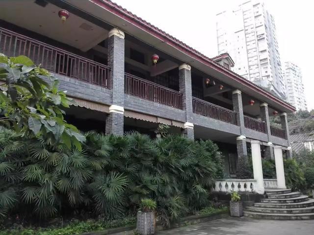 重庆最"牛"车站,建在居民楼8楼,当地人却表示