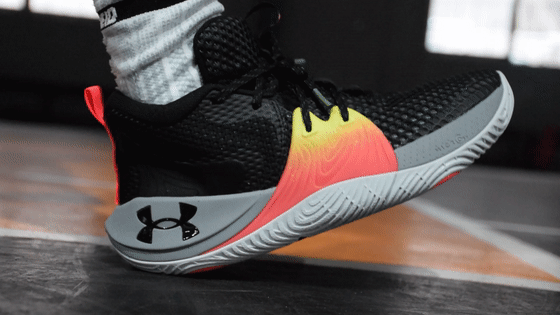 库里上脚新球鞋这可是一双后卫都能穿的中锋篮球鞋