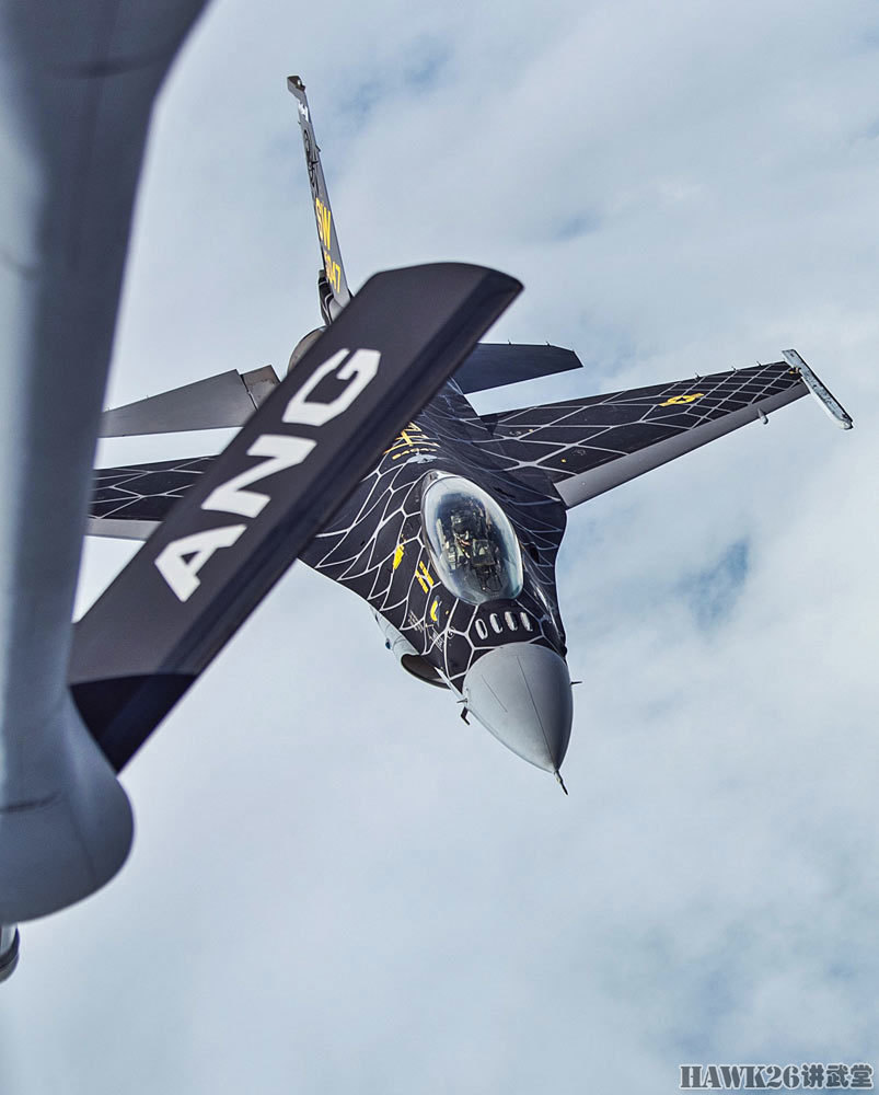 美国空军f16战斗机空中加油特殊涂装特殊身份担任重要表演职责