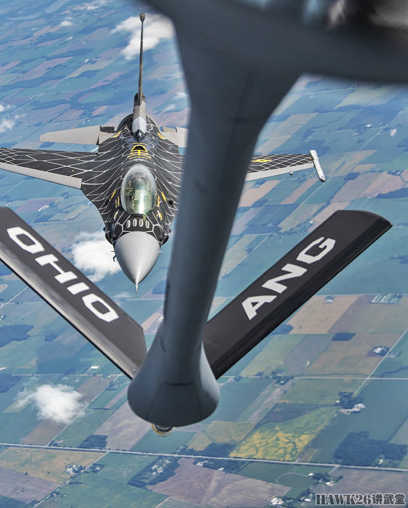 美国空军f16战斗机空中加油特殊涂装特殊身份担任重要表演职责