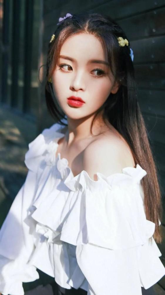 杨超越|杨超越靠哭，虞书欣靠作，标榜真性情，是为了掩饰干啥啥不行？