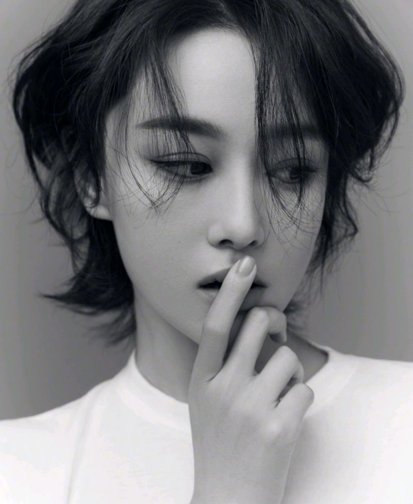 张馨予发文想剃板刷头,晒戏剧装扮气场十足,粉丝:要唱戏吗