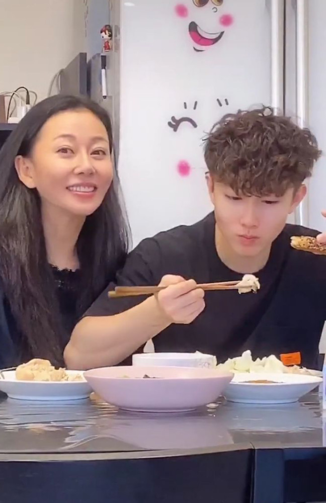 齐妃张雅萌罕见晒家人老公外形不输张晓龙20岁儿子颜值超高