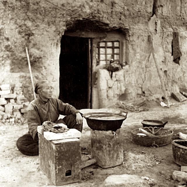 历史老照片1939年山西临汾城外的窑洞人家