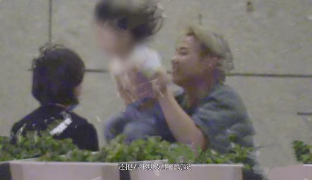 万茜|万茜一家三口再同框，接送女儿上下学，夫妻恩爱放闪不停