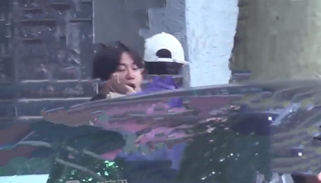 万茜|万茜一家三口再同框，接送女儿上下学，夫妻恩爱放闪不停