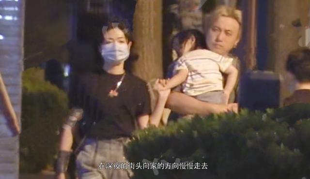 万茜|万茜一家三口再同框，接送女儿上下学，夫妻恩爱放闪不停