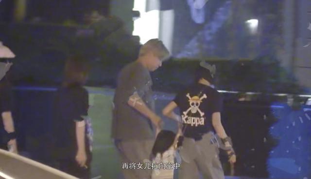 万茜|万茜一家三口再同框，接送女儿上下学，夫妻恩爱放闪不停