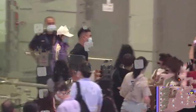 万茜|万茜一家三口再同框，接送女儿上下学，夫妻恩爱放闪不停