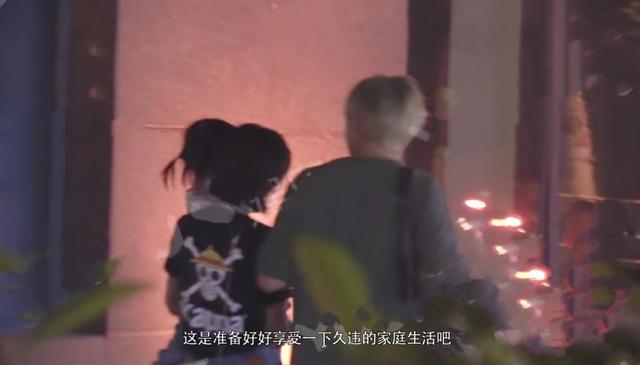 万茜|万茜一家三口再同框，接送女儿上下学，夫妻恩爱放闪不停