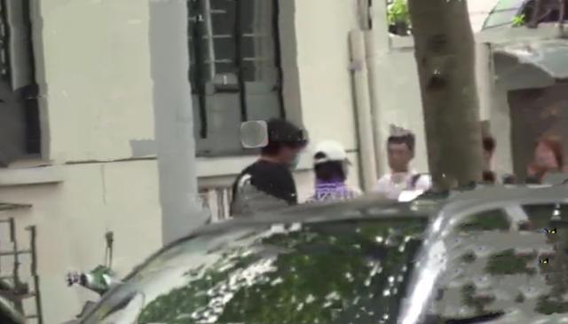 万茜|万茜一家三口再同框，接送女儿上下学，夫妻恩爱放闪不停