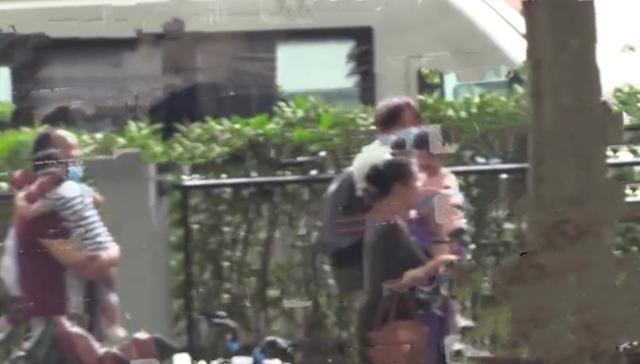 万茜|万茜一家三口再同框，接送女儿上下学，夫妻恩爱放闪不停