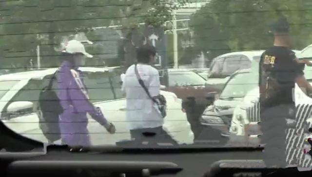 万茜|万茜一家三口再同框，接送女儿上下学，夫妻恩爱放闪不停