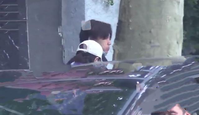 万茜|万茜一家三口再同框，接送女儿上下学，夫妻恩爱放闪不停