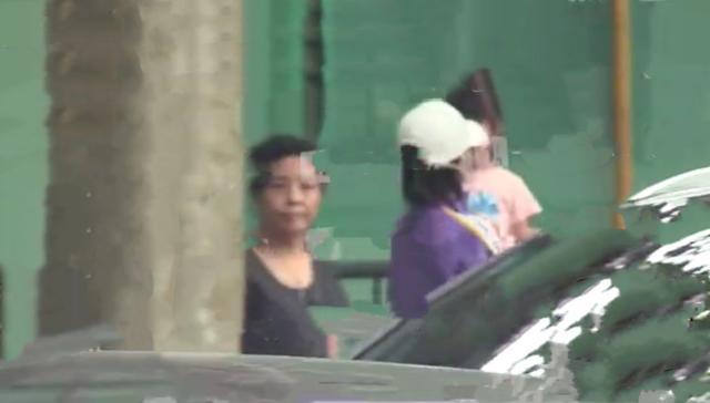 万茜|万茜一家三口再同框，接送女儿上下学，夫妻恩爱放闪不停