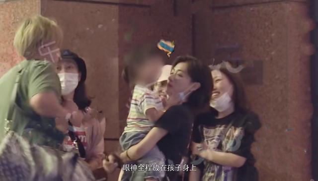 万茜|万茜一家三口再同框，接送女儿上下学，夫妻恩爱放闪不停