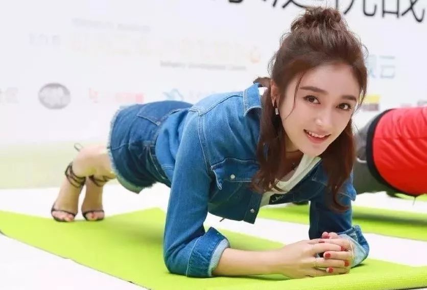 39岁秦岚深夜12点坚持锻炼,身材比例令人称绝,不愧是"白月光"_腾讯