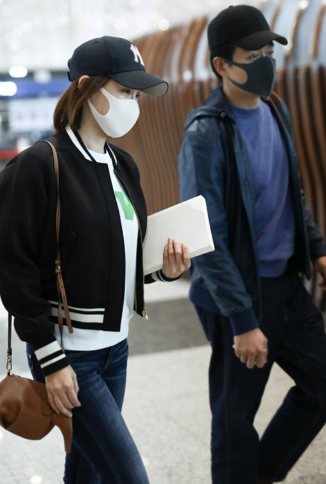 关悦佟大为夫妻合体走机场穿衣默契太奇妙低调却透露着高级感