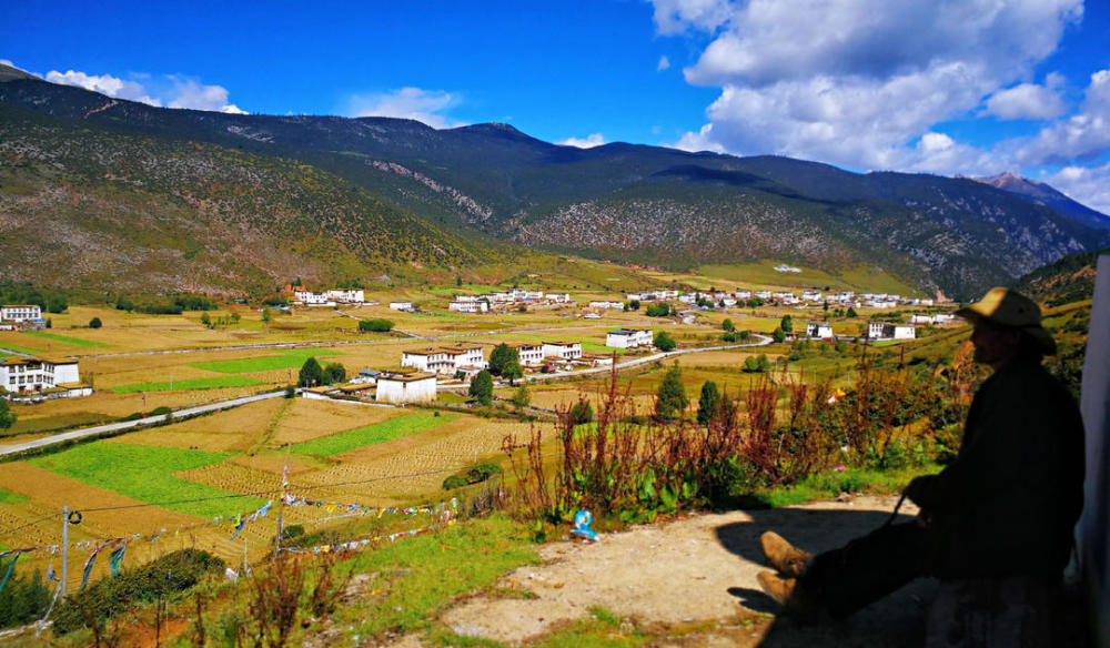 9月23日,封面新闻获悉,四川甘孜乡城县正斗坝子,以前属于典型的穷苦