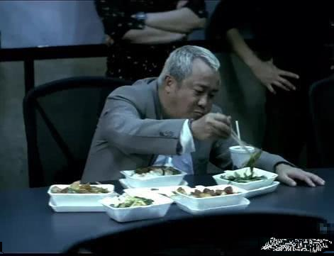 香港电影中,为什么老大喜欢吃廉价的盒饭?