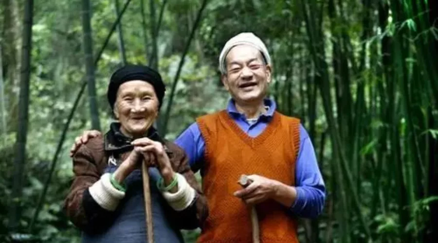 50年前,刘国江和徐朝清私奔去深山.50年后,爱情天梯感动全国人民