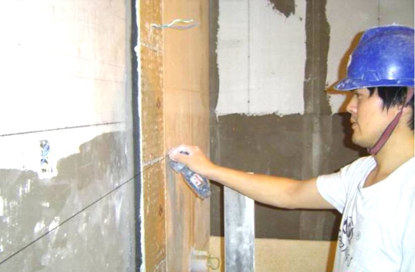 这里需要注意的一点是 找规矩时,应与墙面的窗台,腰线,阳角立边等