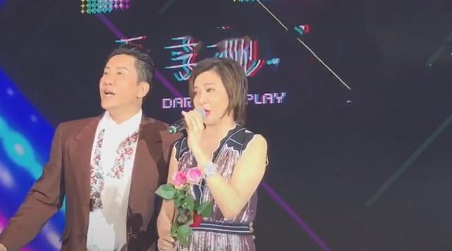 毛宁|毛宁商演搂关之琳腰不避嫌，关之琳全程回避，看都不看他被疑嫌弃