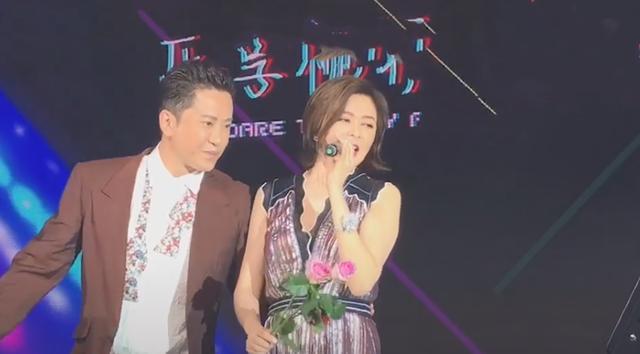 毛宁|毛宁商演搂关之琳腰不避嫌，关之琳全程回避，看都不看他被疑嫌弃