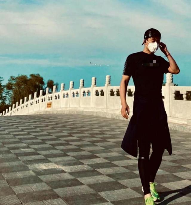 毛宁|毛宁商演搂关之琳腰不避嫌，关之琳全程回避，看都不看他被疑嫌弃