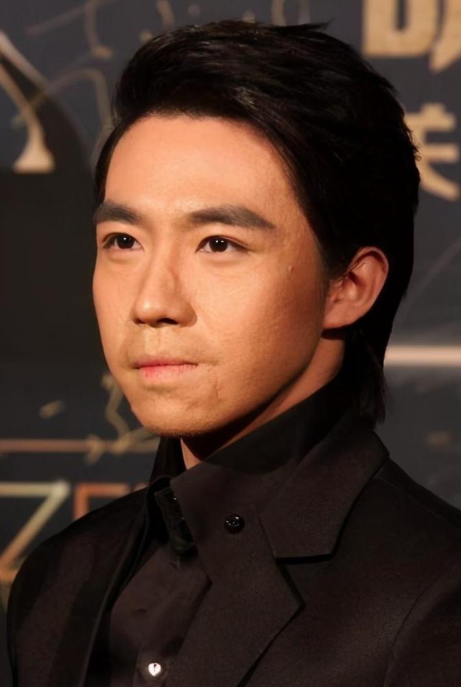 烧伤10年,俞灏明镜头前无意显露双手,满是疤痕宛如80岁老人_腾讯新闻