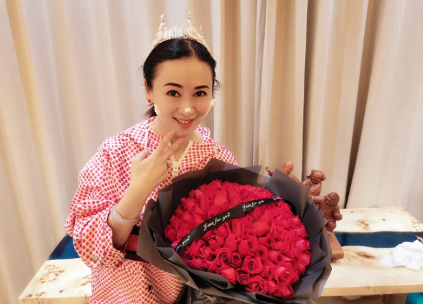 翁虹|翁虹52岁生日大秀不老颜值，老公惊喜送99朵玫瑰好甜蜜