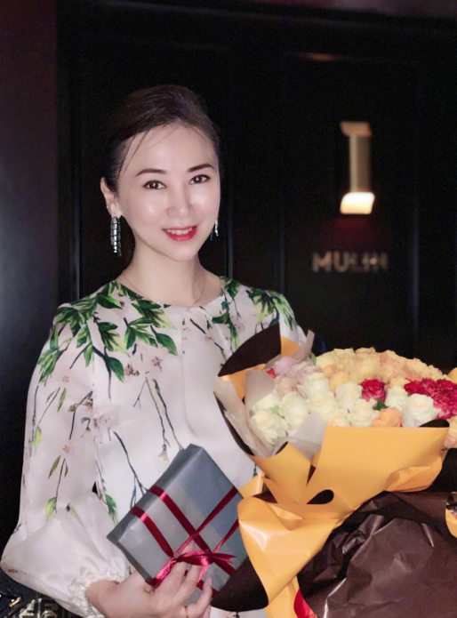 翁虹|翁虹52岁生日大秀不老颜值，老公惊喜送99朵玫瑰好甜蜜