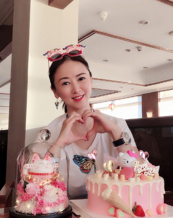 翁虹|翁虹52岁生日大秀不老颜值，老公惊喜送99朵玫瑰好甜蜜