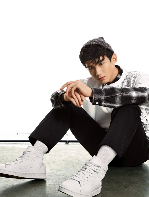 白敬亭终于对酸奶匡威下手看他秀出的腿长这怕是有1米3