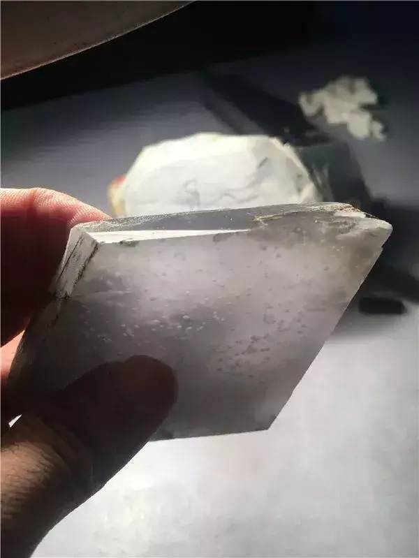 69000买下的翡翠原石,竟一刀切出冰种雪花棉,成品好美!_腾讯新闻