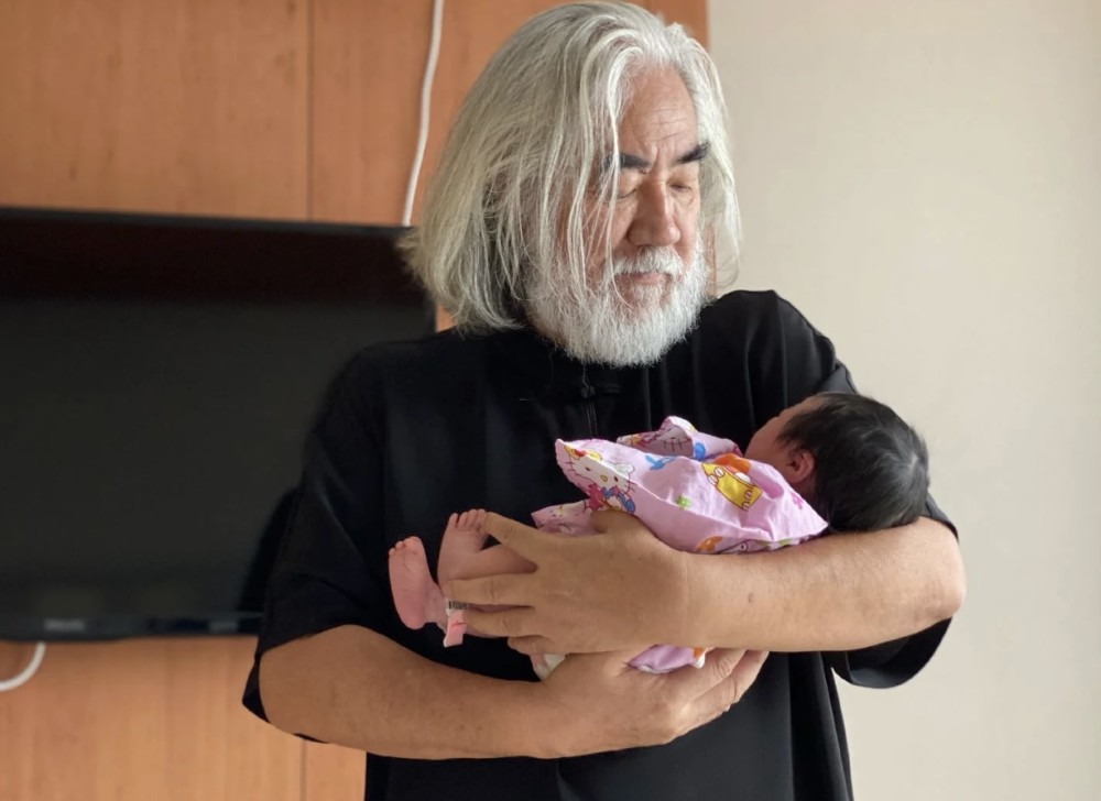 张纪中|张纪中“家事”太精彩，前妻和三婚妻子曾公开撕，三婚妻子终转正