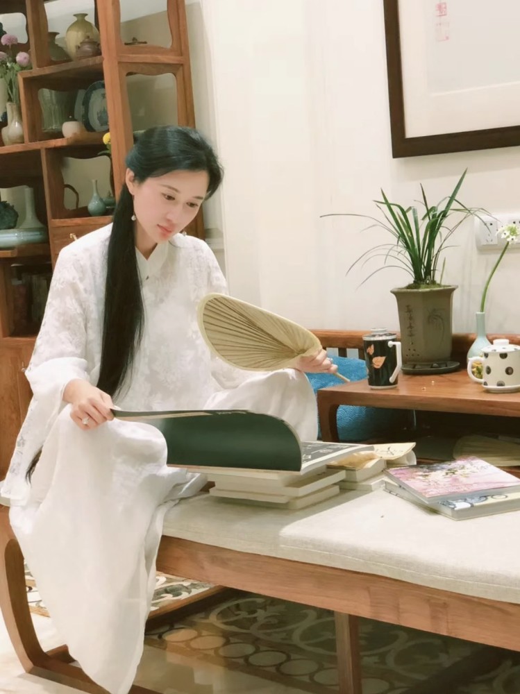 张纪中|张纪中“家事”太精彩，前妻和三婚妻子曾公开撕，三婚妻子终转正