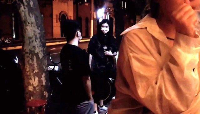 何猷君|何猷君夫妻合体录综艺，十指紧扣漫步集市，奚梦瑶细腿抢镜