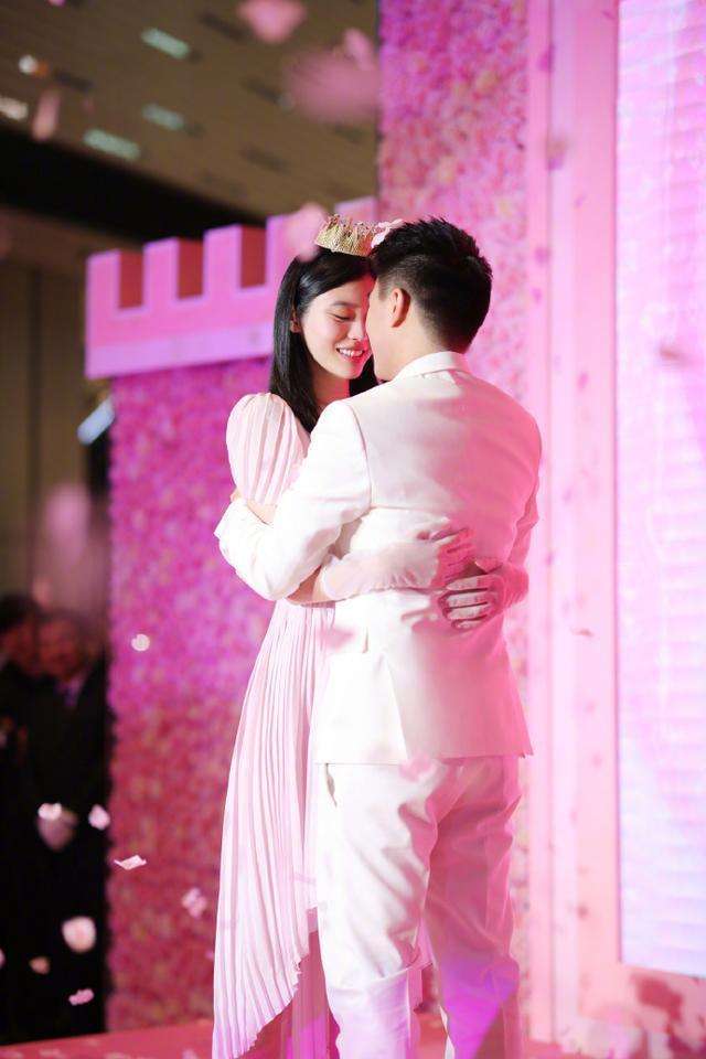 何猷君|何猷君夫妻合体录综艺，十指紧扣漫步集市，奚梦瑶细腿抢镜