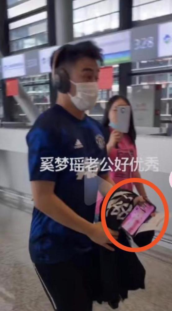 何猷君|何猷君夫妻合体录综艺，十指紧扣漫步集市，奚梦瑶细腿抢镜