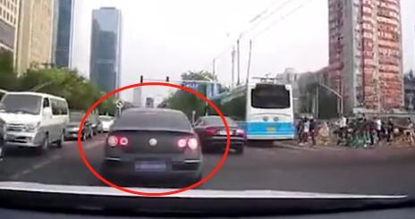 黑车|北京泼咖啡车主被刑拘，手写道歉信认错，网友不买账：他是惯犯！