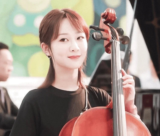 杨紫|杨紫演大提琴家，穿上一样的演出服，和欧阳娜娜差距真大