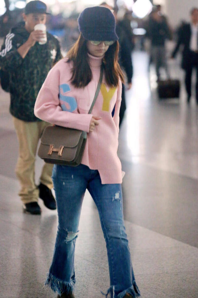 林心如真不像当妈的人穿粉色毛衣配牛仔裤俏皮减龄像大学生