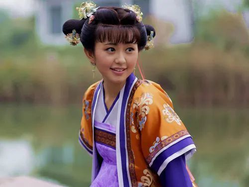 还记得《新还珠格格》里的金锁吗?她的腿还是那么长