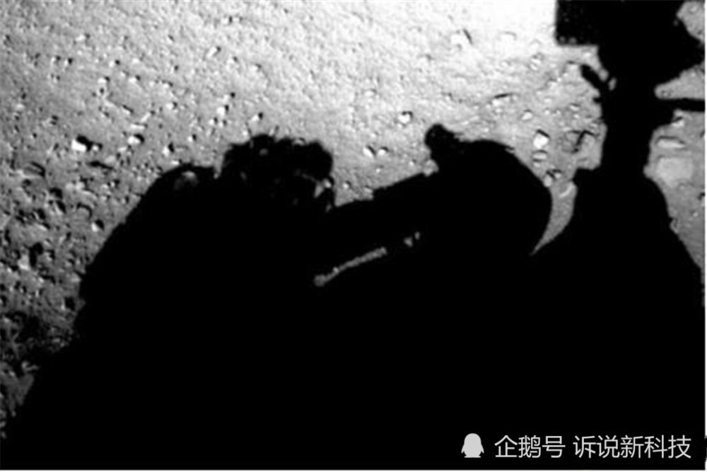 火星|躲在火星岩石后的“人影”，似乎要把手伸向探测器！他要做什么？